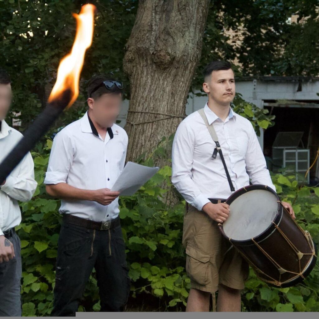 Nino Rieber (rechts) mit Trommel bei einer Sonnenwendfeier der "Heimat" in der Lausitz am 22.06.2024, Quelle: Instagram