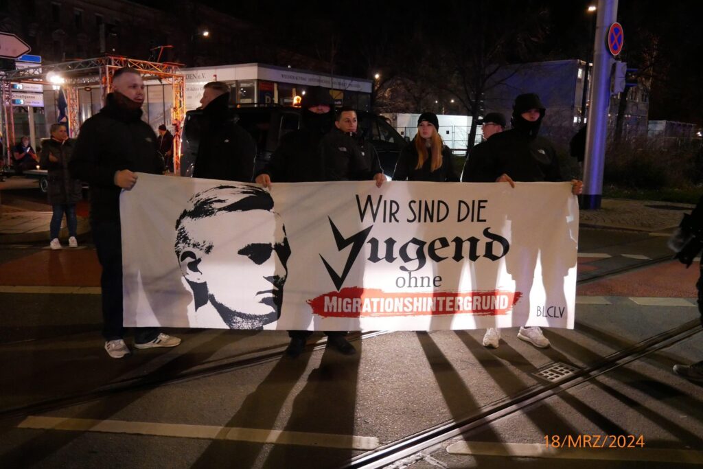 Am Banner (v.l.n.r.): Kurt Altrichter, Marcus Petermann, Alex Weigel. Im Hintergrund Finley Pügner, Richard Strauch, Franke44, Madleen Storch beim Montagsprotest in Dresden am 18.03.2024. Quelle: Telegram