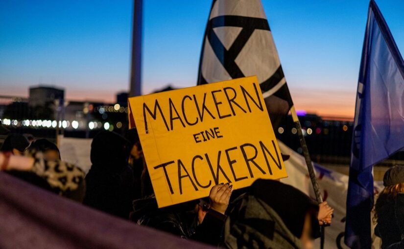 Schild auf einer Demonstration: "Mackern eine Tackern". Quelle: Versared